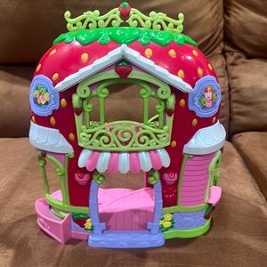 Strawberry Shortcake Berry Bitty Market- only market no accessories or dolls